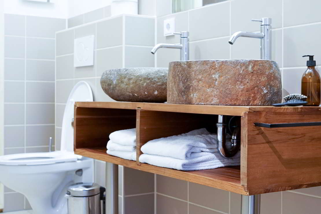 Jak dopasować szafkę pod umywalkę do łazienki?